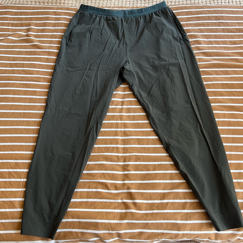 Lululemon green workout joggers.